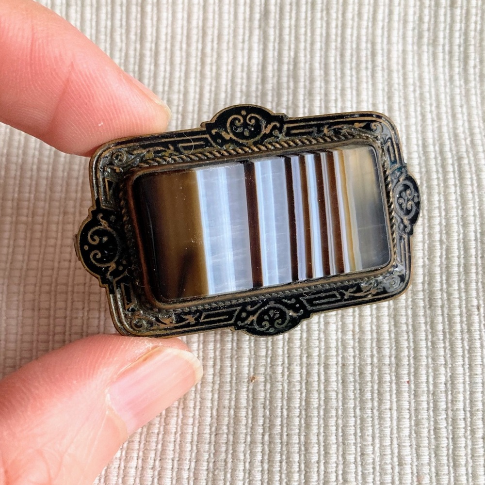 Antique Victorian Biedermeier Brooch with Striped Agate and Meander Pattern - Picture 2 of 16